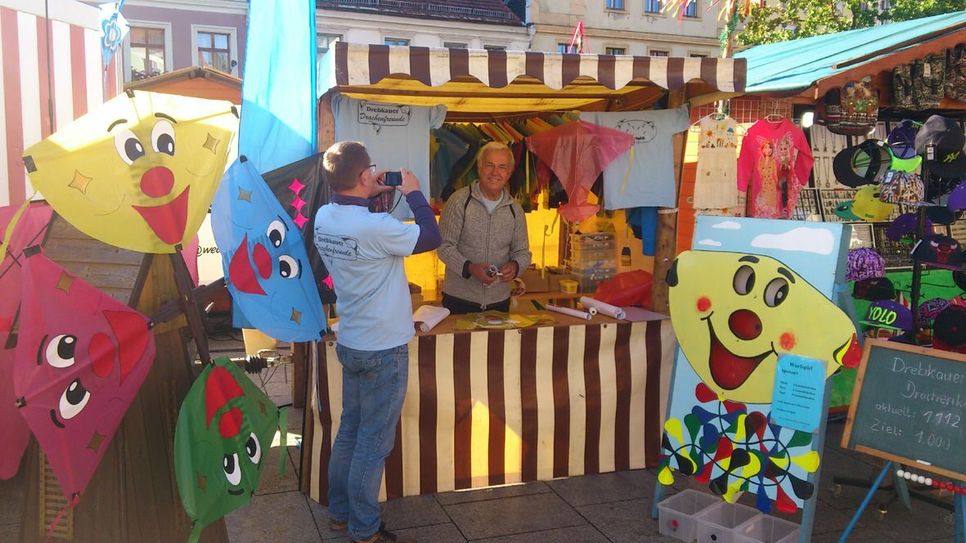 Drachenvater Dieter Klante aus Drebkau an seinem Stand.
