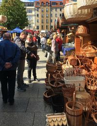 Stand mit Körben.