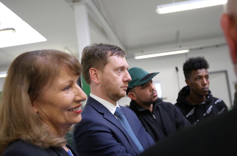 Integrationsministerin Petra Köpping (SPD) und Ministerpräsident Michael Kretschmer (CDU) zu Besuch bei der AMS Ausbildungsgesellschaft für Metalltechnik und Schweißer mbH in Heidenau.                   Foto: Daniel Förster