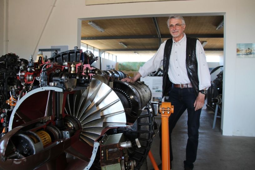 Reinhard Röhle am Triebwerk M701, das die Besucher beim Museumsfest im Betrieb erleben können. Foto: Keil