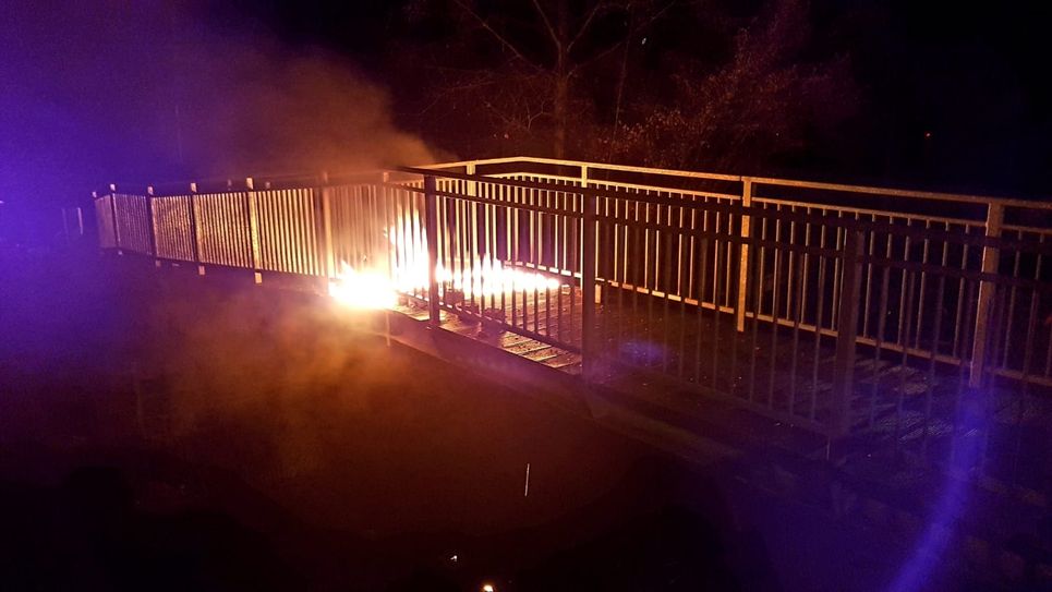 Geschafft: Matthias Schneller, Leiter Stabsstelle Kreisentwicklung, Elsterwerdas Bürgermeisterin Anja Heinrich und Peter Röder, Bauleiter vom Planungsbüro »Degat« aus Cottbus (v.l.). Foto: wit