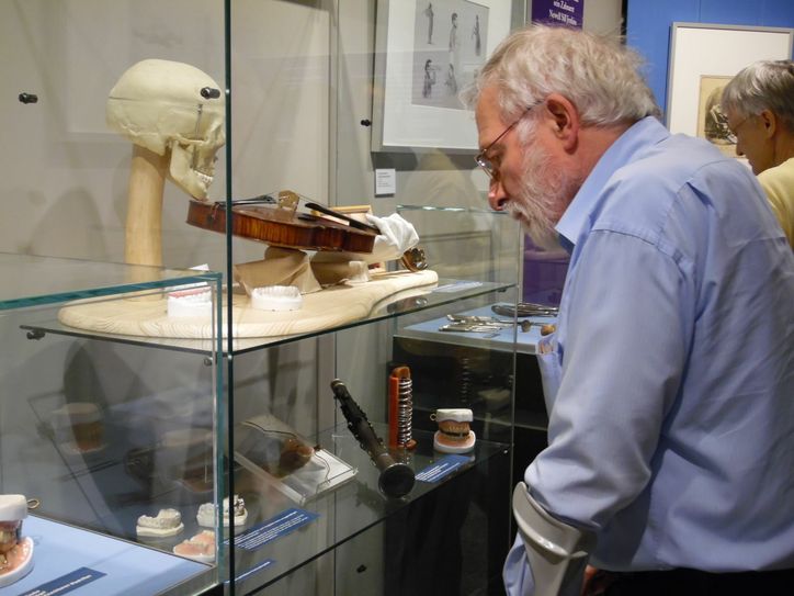Interessierte Besucher vor den Vitrinen der Sonderausstellung.