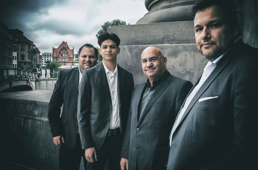 Das Romeo Franz Ensemble feat. Joe Bawelino mit Sinti-Jazz á la Django Reinhardt ist zu Gast im Senftenberger Theater.