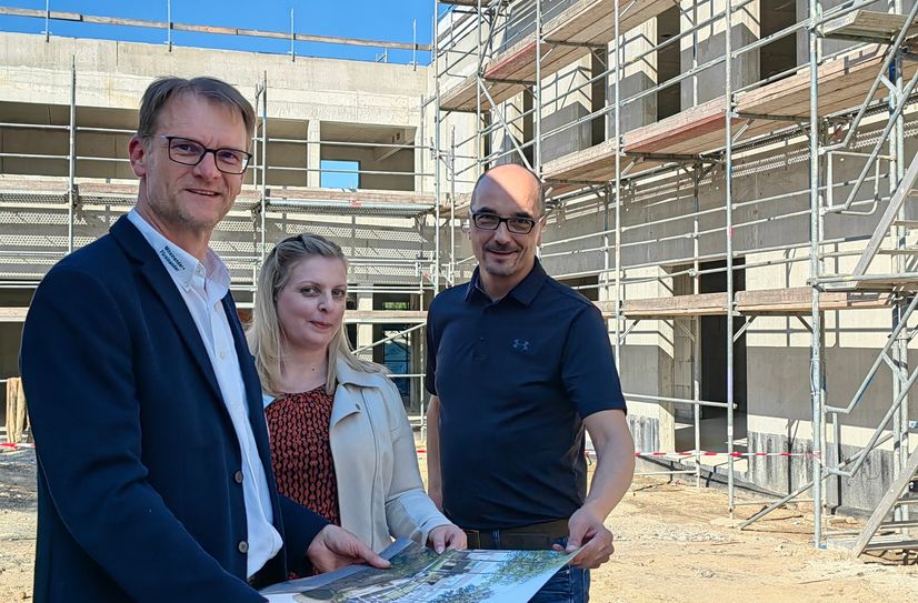 Sven Krell, Maria Kühn und Alexander Manzke am fertigen Rohbau vom neuen »Heideland«.