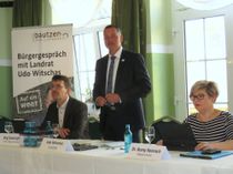 In Pulsnitz stellte sich Landrat Udo Witschas (m.) zusammen mit den Beigeordneten Jörg Szewczyk und Dr. Romy Reinisch den Fragen der Bürger.