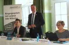 In Pulsnitz stellte sich Landrat Udo Witschas (m.) zusammen mit den Beigeordneten Jörg Szewczyk und Dr. Romy Reinisch den Fragen der Bürger.