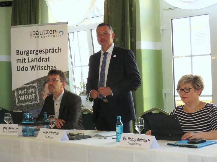 In Pulsnitz stellte sich Landrat Udo Witschas (m.) zusammen mit den Beigeordneten Jörg Szewczyk und Dr. Romy Reinisch den Fragen der Bürger.