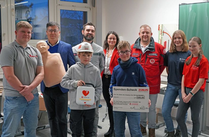 Bei der Spendenübergabe: Karl Leutgöb (Jugendleitung und Ausbilder Johanniter-Jugend), Rainer Schmidt (Bereichsleiter Direktion Ost, Ed. Züblin AG), Danilo Schulz (Bereichsleiter Kommunikation/ Fundraising, Johanniter Regionalverband Dresden), Susanne Fritsche (Marketing/Öffentlichkeitsarbeit, Ed. Züblin AG), Udo Hornhauer (Ausbildungsbeauftragter, Johanniter Bildungszentrum Dresden) sowie Kiara (16), Sophie (16), Edgar (11) und Colin (12) von der Johanniter-Jugend (v.l.n.r.).