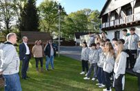 Der Erste Beigeordneten des Landkreises, Roland Neumann (2.v.l.), begrüßte die Gäste aus dem Märkischen Kreis mit Christiane Gütting (3.v.l.) an der Spitze in Elbe-Elster. Foto: Pressestelle Kreisverwaltung