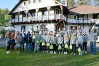 Die beiden Handballauswahlteams aus dem Märkischen Partnerlandkreis in Nordrhein-Westfalen zusammen mit ihren Betreuern und Gastgebern kurz nach ihrer Ankunft im Schullandheim Täubertsmühle. Foto: Pressestelle Kreisverwaltung