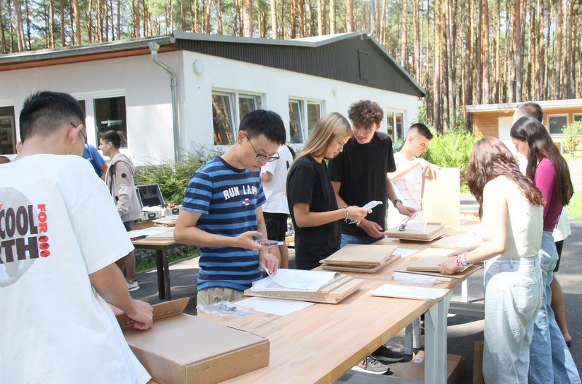 Aus vorgefertigten Einzelteilen bauten die Campteilnehmer Cajons zusammen.