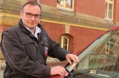 Politeur Jörg Suchomel verteilt am Gründonnerstag wieder »Kalauer statt Knöllchen«.