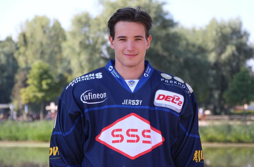 Adam Kiedewicz trägt weiter das Trikot der Eislöwen.