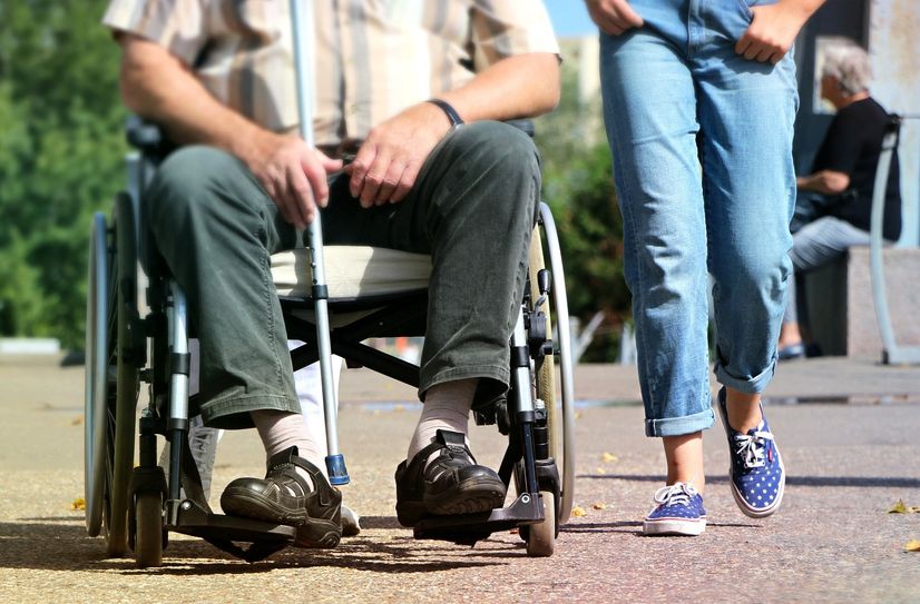Menschen mit und ohne Behinderung wandern gemeinsam.