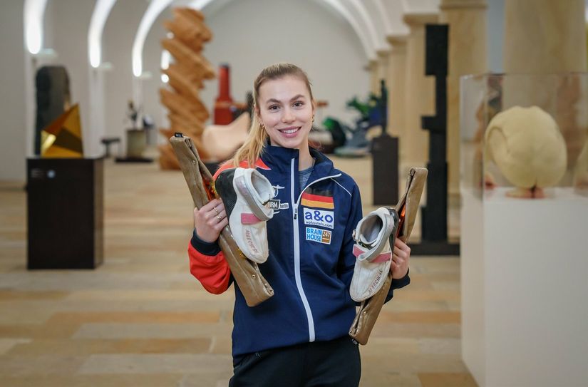 Anna Seidel in der Skulpturenhalle des Albertinums