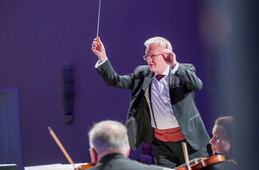 Ekkehard Brühl dirigiert die Elbland Philharmonie  zum Stadtfest.