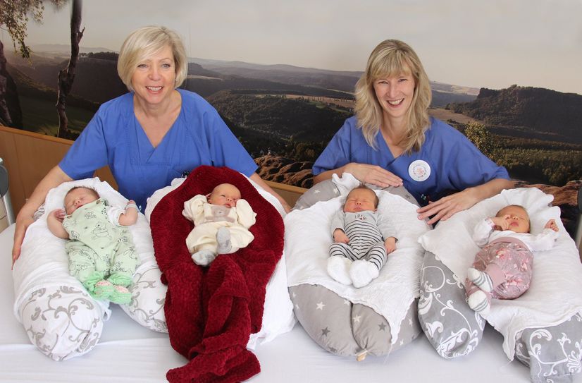 Die Hebammen Svitlana (li.) und Sophia mit vier der sechs Neugeborenen, die am vergangenen Freitag das Licht der Welt im Helios Klinikum Pirna erblickt haben: Ole, Felix, Juna Johanna und Hedda (v.l.).