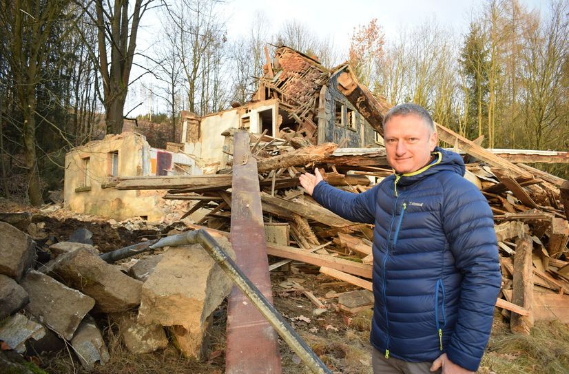 Die Abrissarbeiten einer im Wald befindlichen Ruine sind im vollen Gange. Sohlands Bürgermeister Hagen Israel steht vor dem ehemaligen Wohnhaus in Taubenheim.