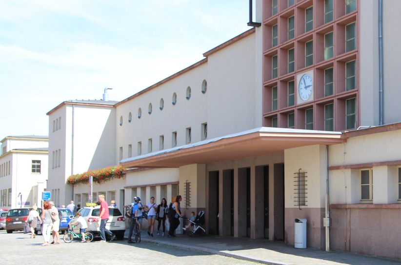 Bahnhofsvorplatz - ohne echte Funktionen und für Passanten und Radler nicht ungefährlich. Foto: Farrar
