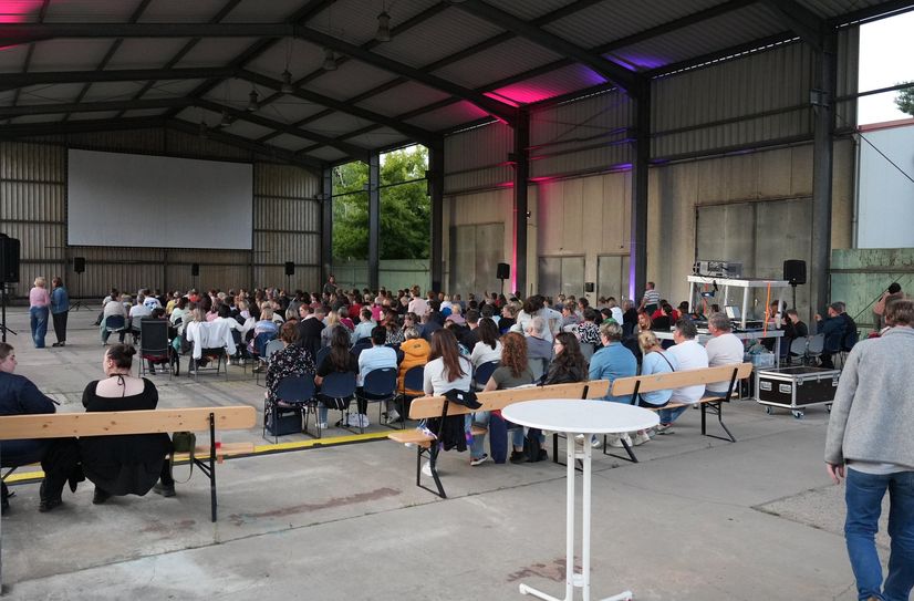 Wenn das SteinhausKino in kleinen Orte im Kreis gastiert, kommen auch oft Urlauber zu den beliebten Kino-Open-Air-Events.