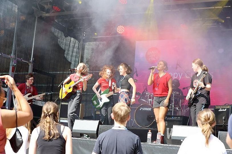 »Sleepy Creeps« mit Lea Rösler, Johanna Feldt, Fannia Pielenz, Hannah Scholz, Elsa Bettle und Rayina Schymonski (v.l.n.r.) holten den Teilnehmerpreis beim Bandcontest »Bands on Stage«. 
Foto: Kreismusik- und Kunstschule Elbe-Elster/
Elvira Mader