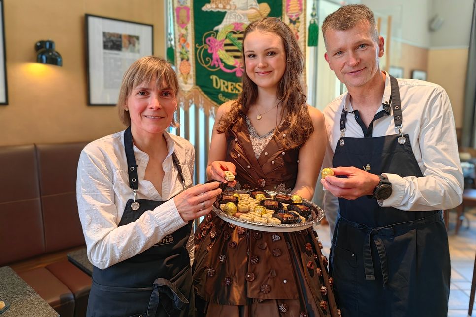 Hannah Jacob (20) ist das 4. Dresdner Schokoladenmädchen. Ihr Motto: "Das Leben ist kurz- zuerst das Dessert genießen."  Kathrin und Gregor Wippler bescheinigen ihr - sie wird mit Leidenschaft Konditorin.