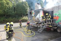 Kameradinnen und Kameraden der Gemeindefeuerwehr Burkau trainieren in der mobilen Brandübungsanlage unter realitätsnahen Bedingungen.