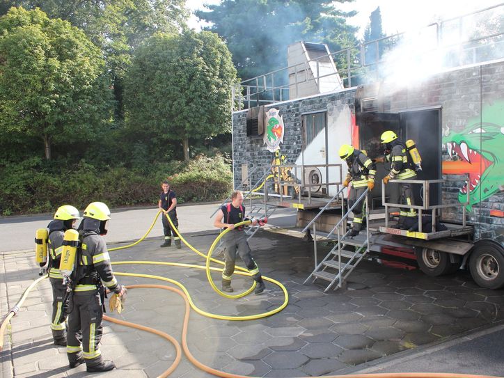Kameradinnen und Kameraden der Gemeindefeuerwehr Burkau trainieren in der mobilen Brandübungsanlage unter realitätsnahen Bedingungen.