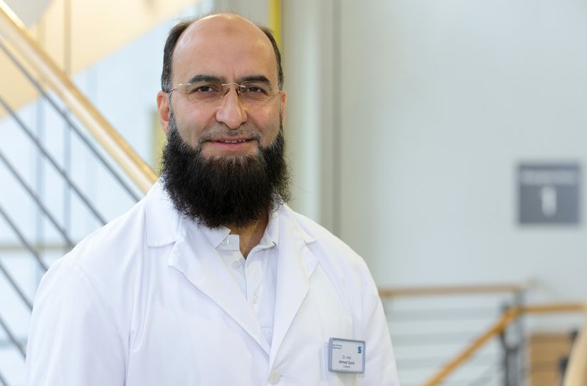 Chefchirurg Dr. Ahmad Oyais klärt in der kostenfreien Informationsveranstaltung am 8. Januar im Krankenhaus Lauchhammer über Darmkrebs und deren Möglichkeiten der Früherkennung, Diagnostik und Behandlung auf.
