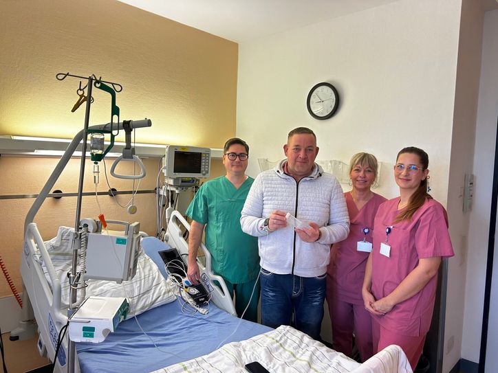 Prof. Dr. Reinehr, Patient Steffen Eichhorn, Schw. Doreen Moreno, Schw. Karolin Runke.   Foto: S. Henschel