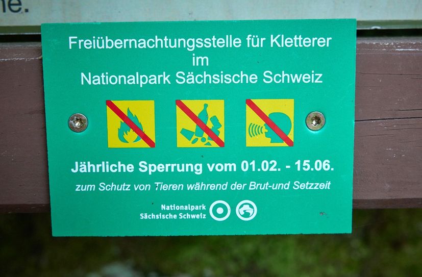 In den Freiübernachtungsstellen im Nationalpark wird auf das Verbot zum Boofen vom 01. Februar bis zum 15. Juni higewiesen.