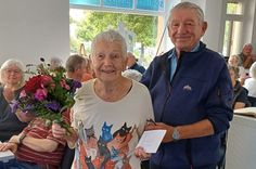 Die 95-jährige Margarete Büttner wird für ihr aktives Leben und die Treue zum Sportverien vom SC Riesa geehrt.