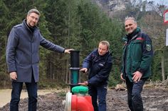 Im Beisein von Oberbürgermeister Kretzschmar (li.) und dem Leiter der Nationalpark- und Forstverwaltung von Sachsenforst, Uwe Borrmeister (re.), wurden die Zisternen offiziell in Betrieb genommen.