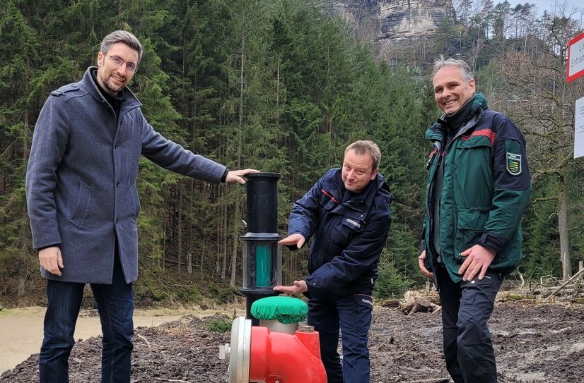 Im Beisein von Oberbürgermeister Kretzschmar (li.) und dem Leiter der Nationalpark- und Forstverwaltung von Sachsenforst, Uwe Borrmeister (re.), wurden die Zisternen offiziell in Betrieb genommen.