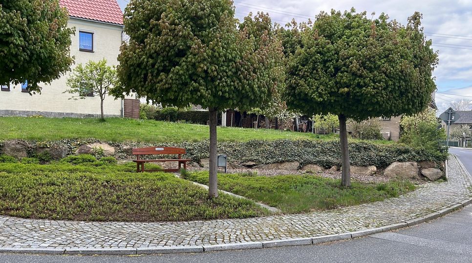 Eine der aufgestellten Bänke an der Hauptstraße in Bischheim.