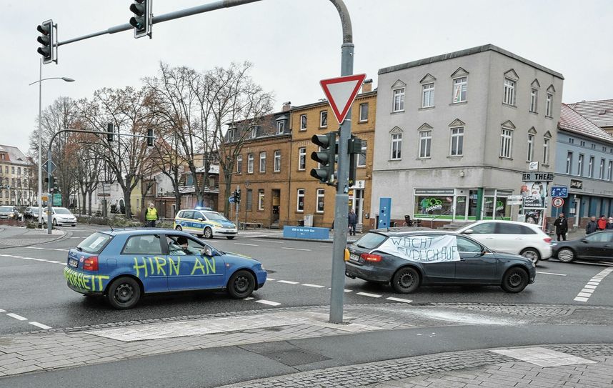 Gegner der Corona-Maßnahmen demonstrierten mit ihren Fahrzeugen in Senftenberg. Foto: Peter Aswendt