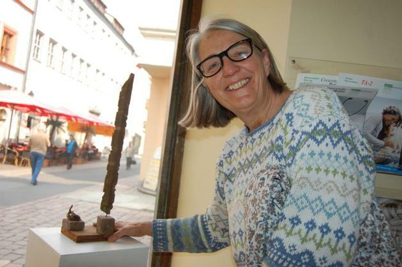 Kuratorin Christiane Stoebe beim vorangegangenen Skulpturensommer. Foto: Wo