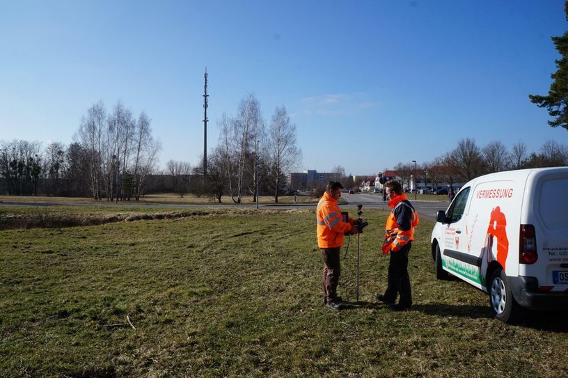 Vermessung der Fläche des Bebauungsplanes für das Kita-Gelände. Foto: pm