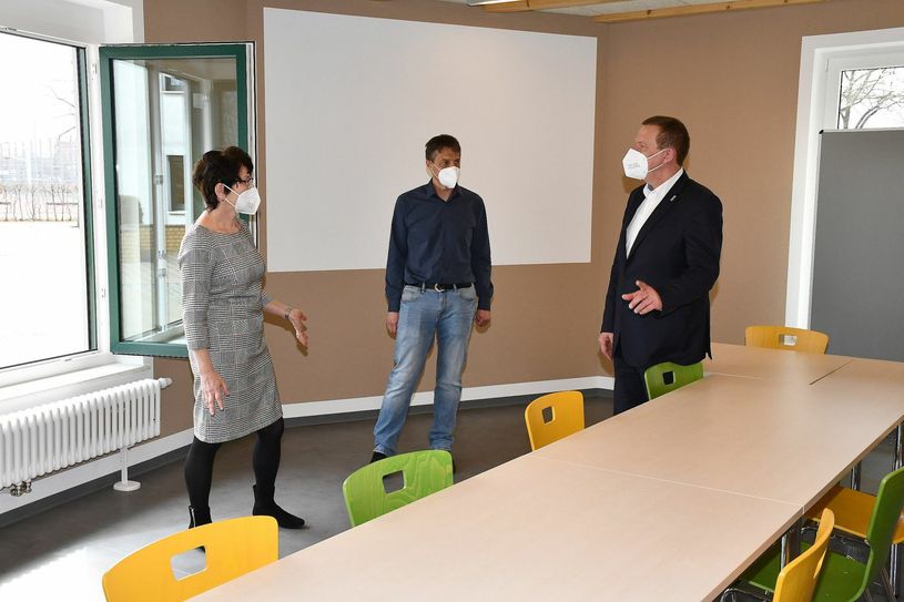 OSZ-Schulleiterin Sabine Lundström, Abteilungsleiter Wolfgang Hübsch und Landrat Christian Heinrich-Jaschinski im Speiseraum der neuen Mensa. Foto: Pressestelle Kreisverwaltung