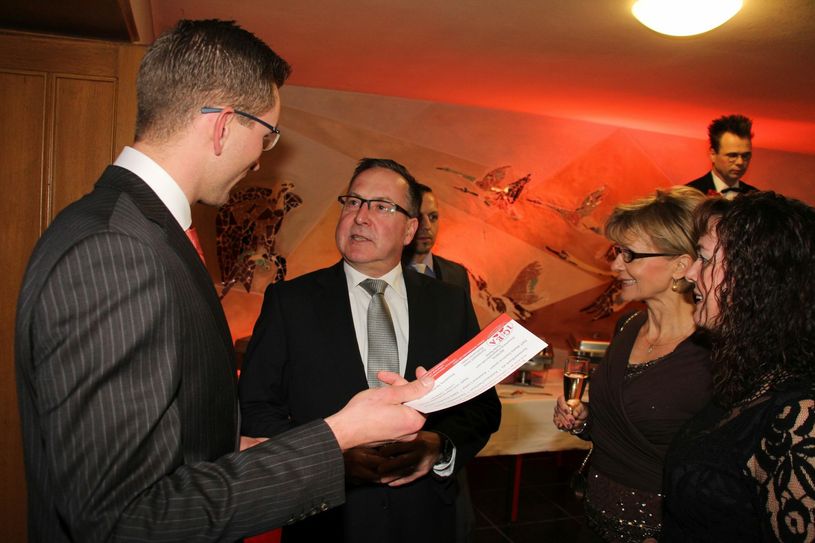 Martin Richter (li.) und Angela Glaubitz (re.) begrüßen Bürgermeister Helmut Wenzel zum Unternehmerball im Jahr 2015. Foto: sts