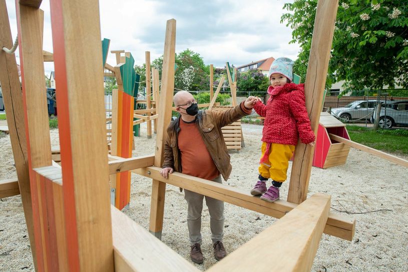 Klein-Hanna (mit Papa Heiko) findet den neuen Spielplatz in Altdobritz toll.