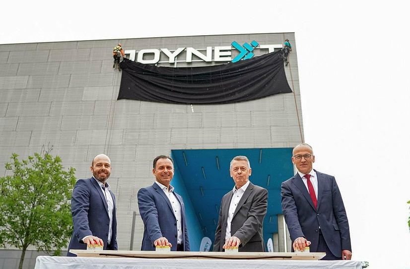 v.l.n.r. Maik Walsdorf (Geschäftsführer Dresdner Eislöwen), Stavros Mitrakis (Vorsitzender Gechäftsführung JOYNEXT GmbH), Christoph Lenz (Geschäftsführer JOYNEXT GmbH und Dr. Peter Lames (Sportbürgermeister Landeshauptstadt Dresden) bei der Enthüllung des neuen Arenalogos.