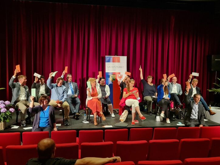 Zur Abstimmung bitte: 14 Kandidaten zur Bundestagswahl stellten sich kürzlich den Fragen der Lausitzrunde-Mitglieder. Foto: pm
