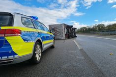 Auf der A17 kippte ein Transporter um. Foto: Marko Förster