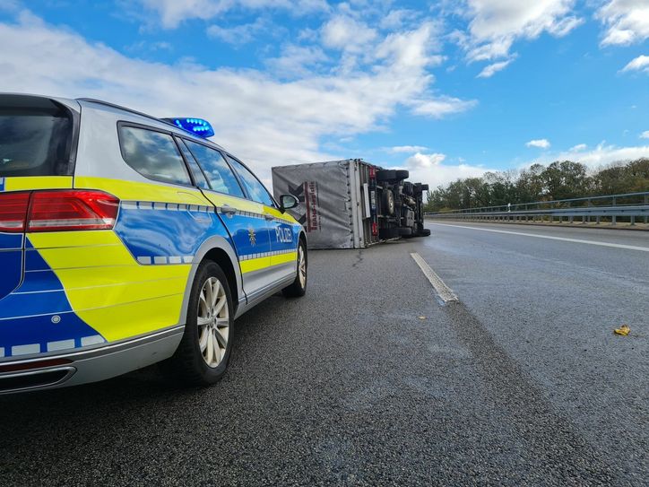 Auf der A17 kippte ein Transporter um. Foto: Marko Förster
