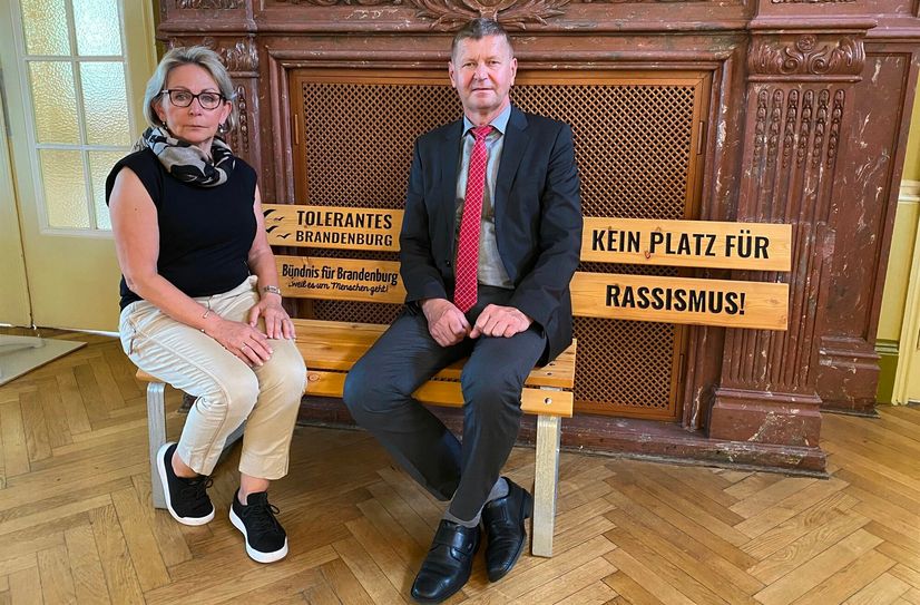 Weder im Landkreis noch im Kreistag ist Platz für Rassismus: Landrat Siegurd Heinze und Kreistagsvorsitzende Martina Gregor-Ness auf der »Antirassismus-Bank« vor dem Großen Sitzungssaal der Kreisverwaltung.