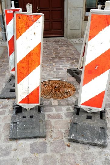 An der Fleischerei Schick wurden die neuen Schachtdeckel schon eingesetzt. Fotos: Fiedler