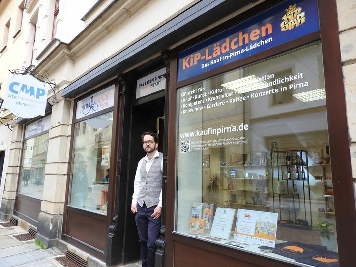 Pirnas ehemaliger Stadtmarketing-Expterte Robert Böhme, hier vor dem KiP-Lädchen in der Schössergasse, trug maßgeblich zum Erfolg der Innenstadtprojekte bei.  Foto: R. Rink