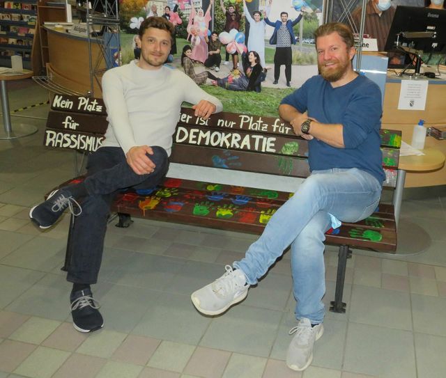 Bibliothekschef Mladen Vukovic (r.) und Felix Pal, Presse-Referent der Zookultur, auf der Bank der Demokratie in der Stadtbibliothek. Foto: Silke Richter