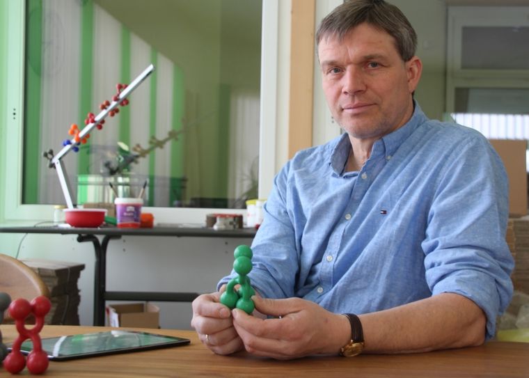 Sören Flint und seine Erfindung, der Haltefix „Gnubbel“. Fotos: Keil